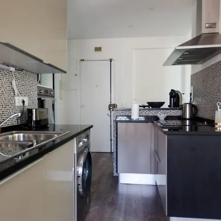 Classic, Moder 2br In A Trendy Nbh *