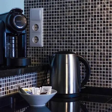 Classic, Moder 2br In A Trendy Nbh Apartment *